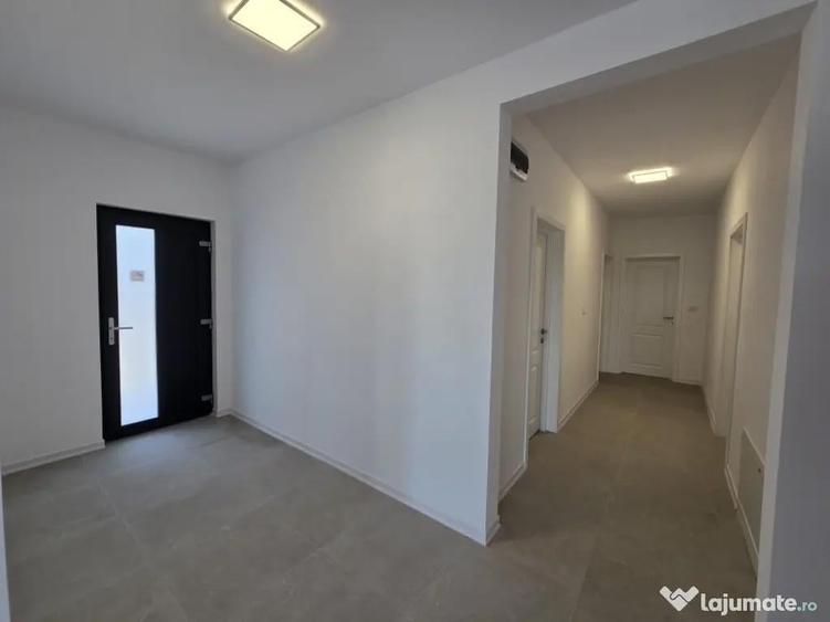 Casă cu 4 camere în Exterior Vest