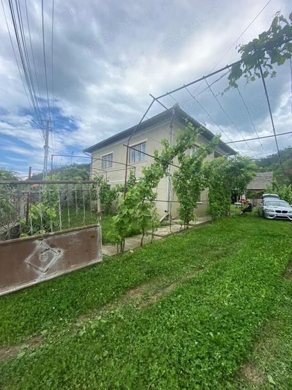 Casă cu 5 camere cu Teren 1674 Mp în Stupini