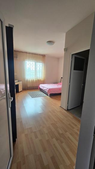 Casă individuală cu 10 camere cu Canalizare în Central