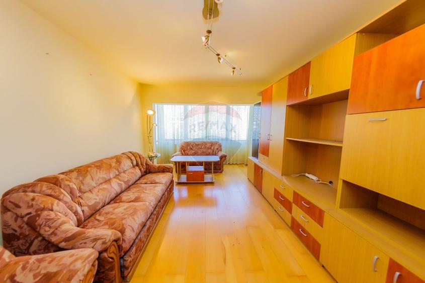 Apartament cu 4 camere decomandat, mobilat în Republicii