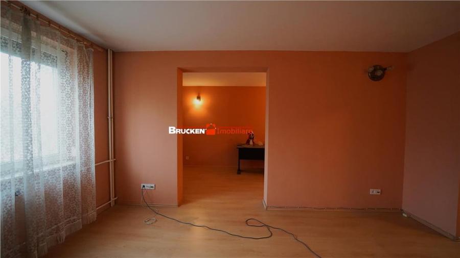 Apartament cu 4 camere decomandat în Rogerius