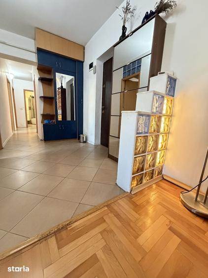 Apartament cu 3 camere decomandat în Nicolina