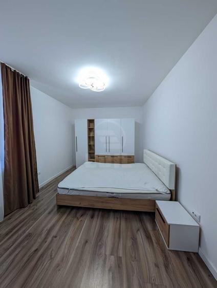 Apartament cu 3 camere semidecomandat în Florești