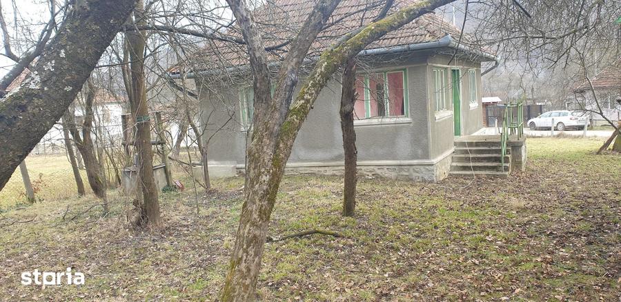 Casă cu 2 camere cu Teren 3000 Mp în Zdrapți