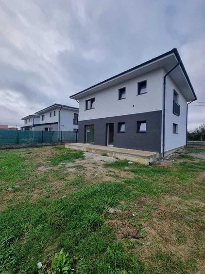 Casă cu 4 camere decomandat în Central