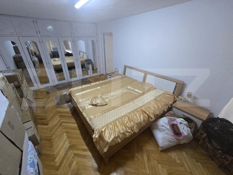 Casă individuală cu 9 camere cu Canalizare în Cetate