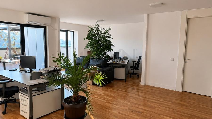 Apartament cu 4 camere semidecomandat în Barbu Văcărescu