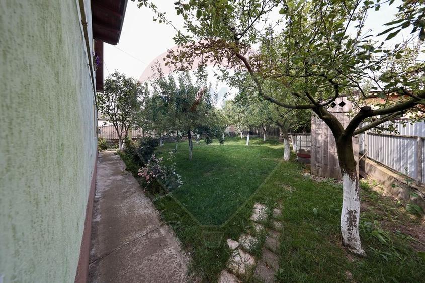 Casă individuală cu 8 camere cu Teren 720 Mp în Central