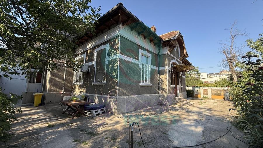 Casă individuală cu 6 camere cu Canalizare în Moșilor