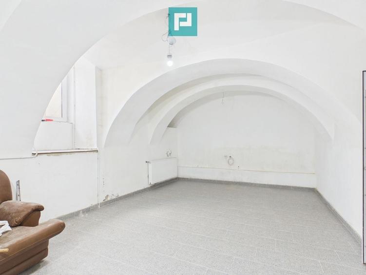 Apartament cu 3 camere semidecomandat în Boul Roșu