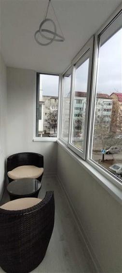 Apartament cu 3 camere semidecomandat, mobilat în Dâmbovița