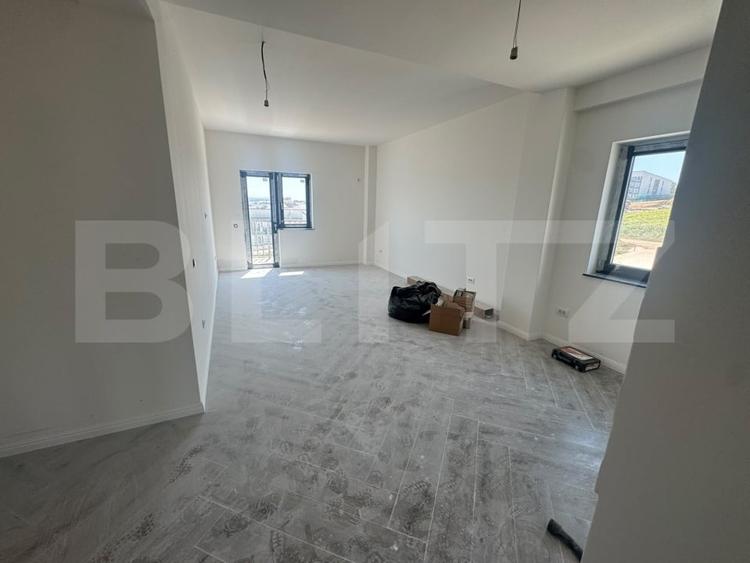 Apartament cu 3 camere semidecomandat în Rediu