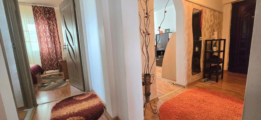 Apartament cu 3 camere decomandat în Micro 11