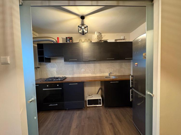 Apartament cu 3 camere semidecomandat în Tineretului