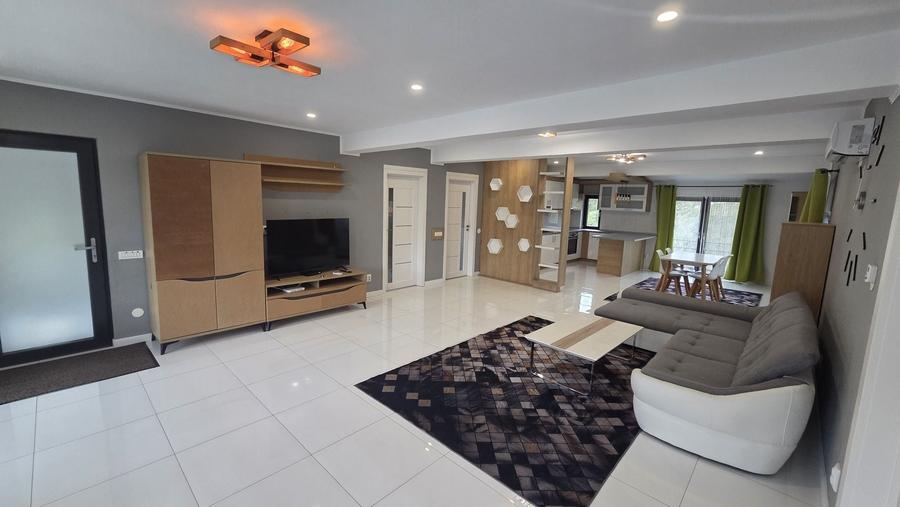 Apartament cu 4 camere decomandat în Central