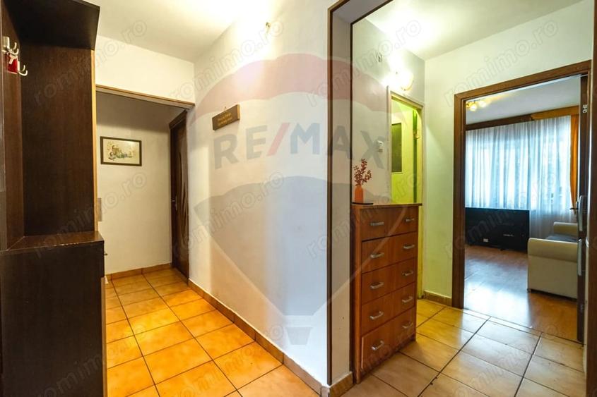 Apartament cu 3 camere decomandat în Tractorul