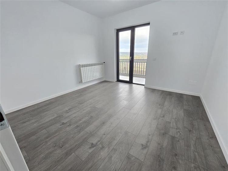 Apartament cu 4 camere decomandat în Lețcani