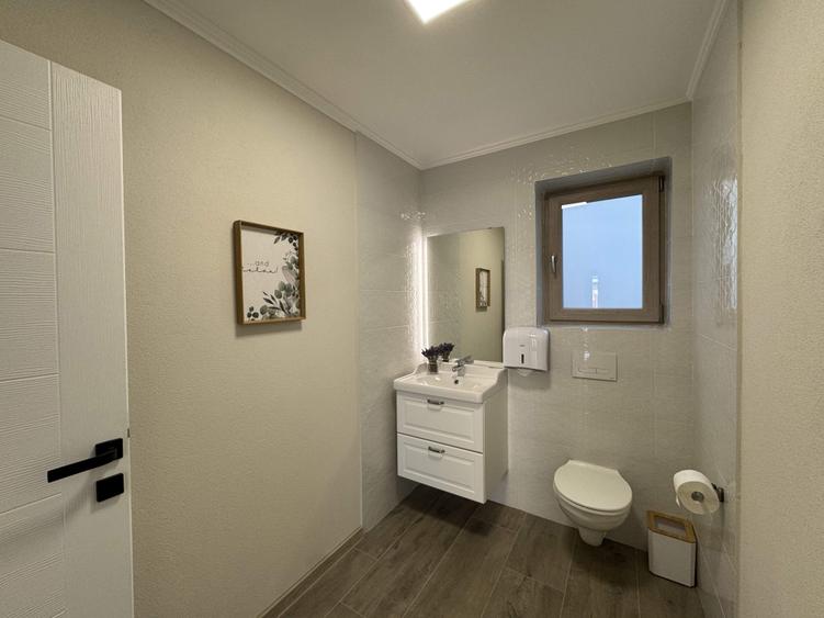 Casă cu 5 camere cu Canalizare în Est