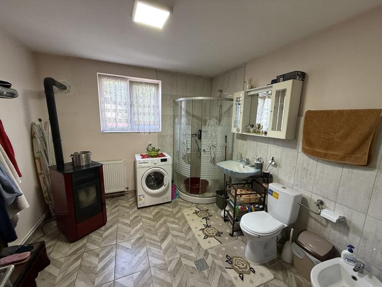 Casă individuală cu 4 camere cu Canalizare în Provița de Sus