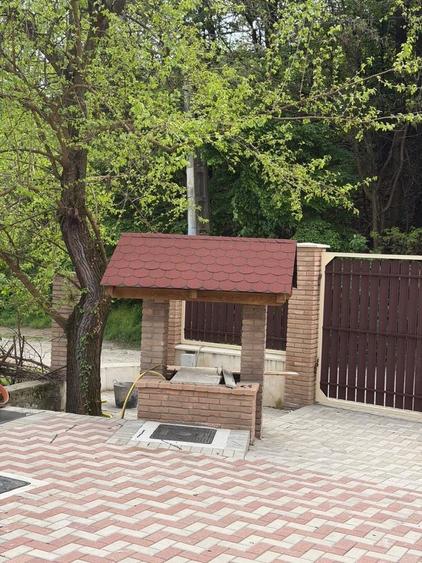 Casă cu 4 camere în Bujoreni
