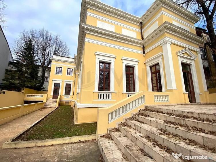 Casă cu 7 camere cu Canalizare în Romană