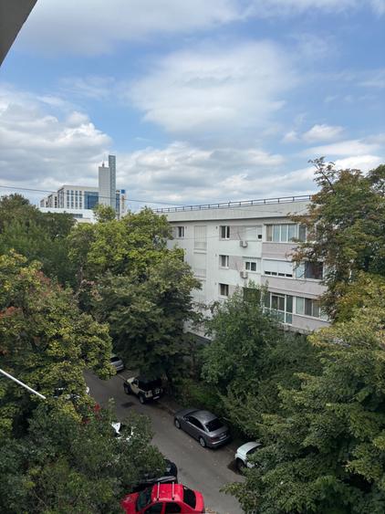 Apartament cu 3 camere semidecomandat în Cotroceni