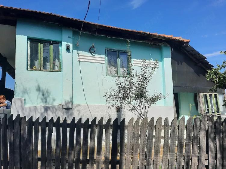 Casă cu 2 camere cu Teren 30 Mp în Târgu Logrești