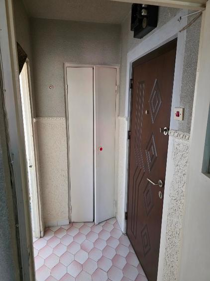 Apartament cu 3 camere semidecomandat în Micro 40