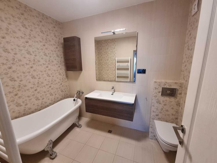 Apartament cu 3 camere semidecomandat în Florești