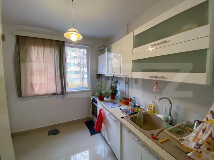 Apartament cu 3 camere semidecomandat, mobilat în Calea București