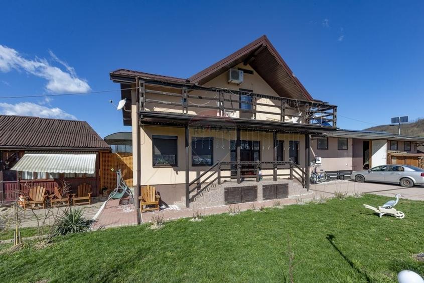 Casă individuală cu 8 camere cu Canalizare în Luncani