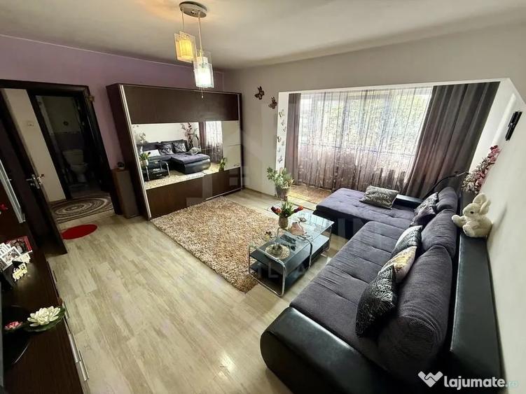 Apartament cu 3 camere semidecomandat în Craiovița Nouă