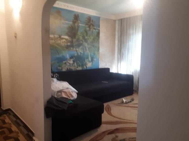 Apartament cu 4 camere decomandat în Baicului