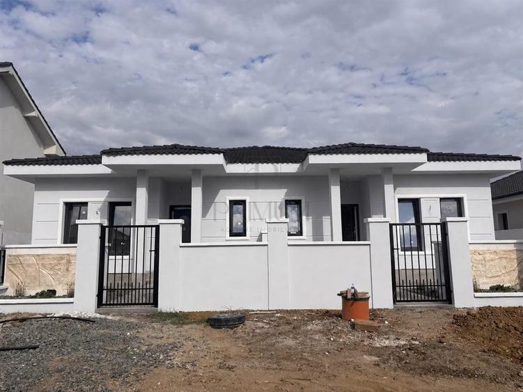 Duplex cu 3 camere cu Canalizare în Moșnița Nouă