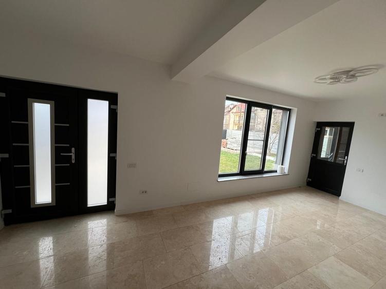 Casă individuală cu 4 camere cu Canalizare în Nord-Est
