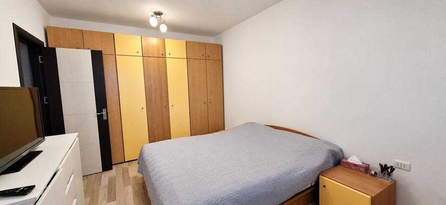Apartament cu 3 camere semidecomandat în Tractorul