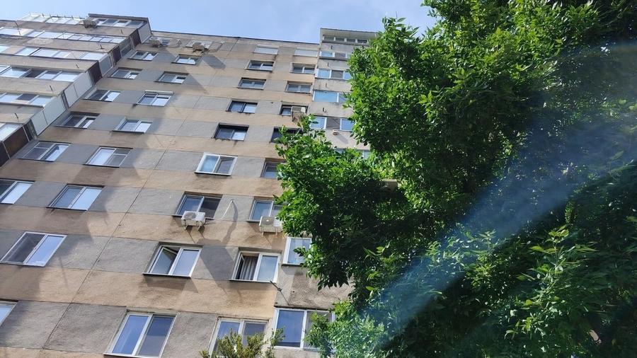 Apartament cu 3 camere semidecomandat în Tineretului