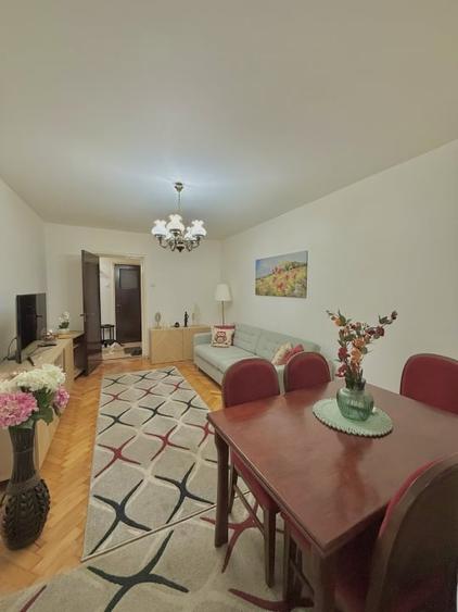 Apartament cu 3 camere decomandat în Titan