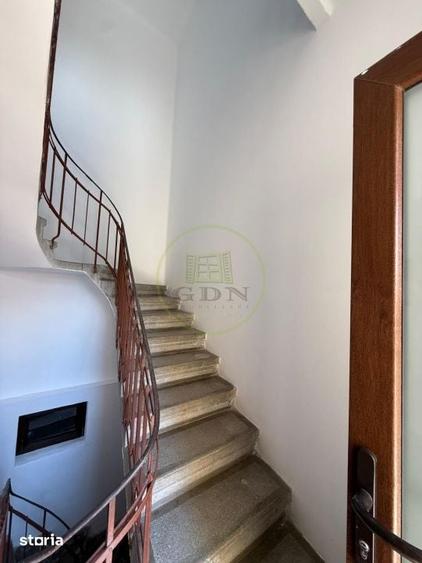 Casă cu 10 camere cu Teren 458 Mp în Central