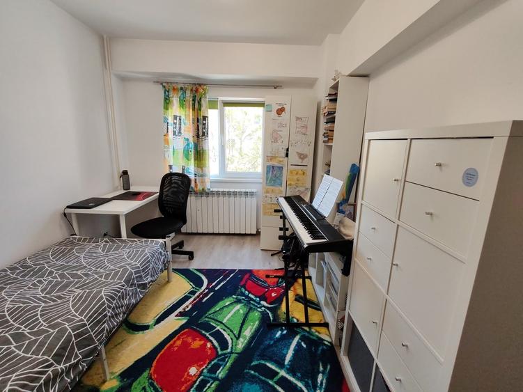 Apartament cu 4 camere decomandat în Basarabia