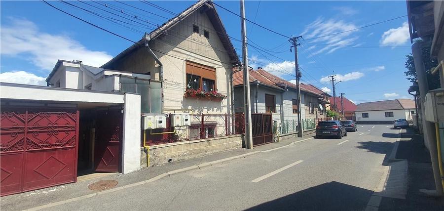 Casă cu 4 camere cu Canalizare în Lupeni