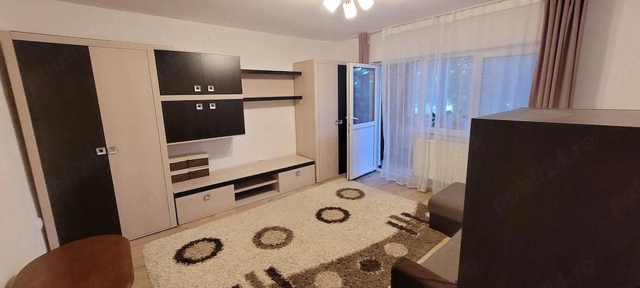 Apartament cu 3 camere decomandat în Micro 4