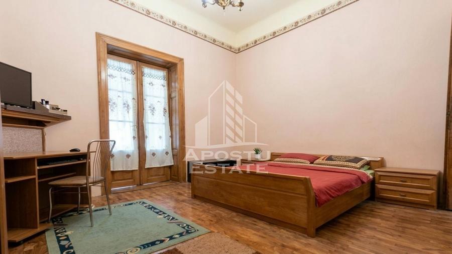 Apartament cu 3 camere semidecomandat în Central