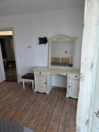 Apartament cu 3 camere decomandat, mobilat în Nicolina