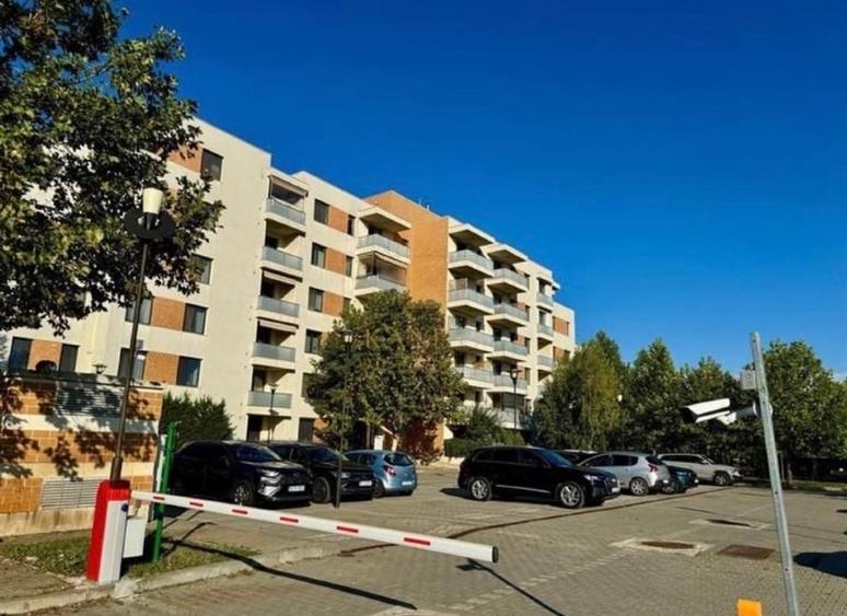 Apartament cu 2 camere semidecomandat, mobilat în Central