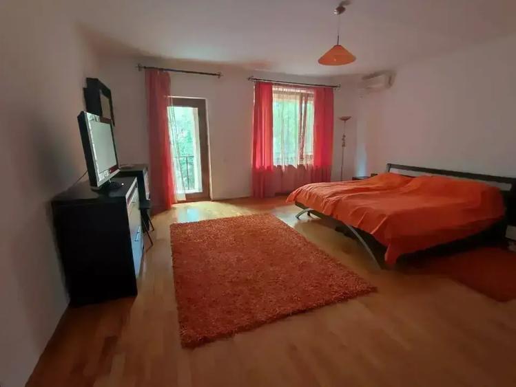 Casă cu 5 camere cu Canalizare în Central