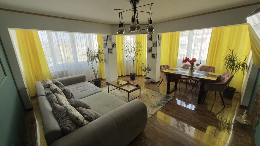 Apartament cu 4 camere decomandat în Central