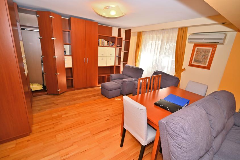 Apartament cu 4 camere semidecomandat în Aviației