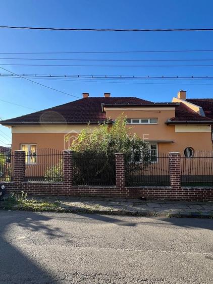 Casă individuală cu 7 camere cu Canalizare în Cornișa