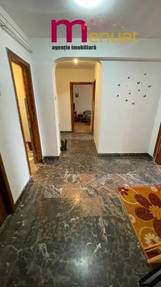 Apartament cu 3 camere decomandat în Spitalului